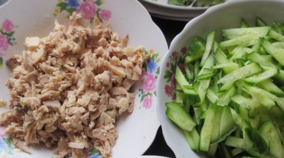 1. Этап. Салат из курицы с корейской морковью: Огурцы промойте и порежьте небольшими брусочками. Курицу разберите на волокна.