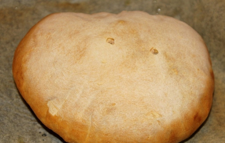 1. Этап. Запеканка с мясом: Просеиваем муку, добавив соду и воду комнатной температуры. Замешиваем тесто, накрываем его пищевой пленкой и оставляем в тепле на 30 минут. После выпекаем корж в духовке. Температура — 180 градусов. Готовый корж остудите, переложите в пакет и оставьте на двое суток, чтобы он немного зачерствел.