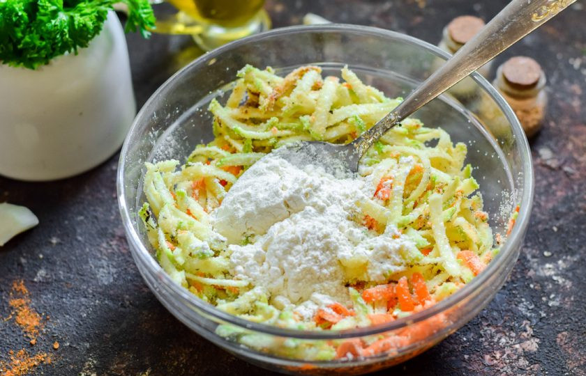 1. Этап. Постный пирог с кабачками: Добавьте немного муки. Перемешайте хорошенько все ингредиенты.