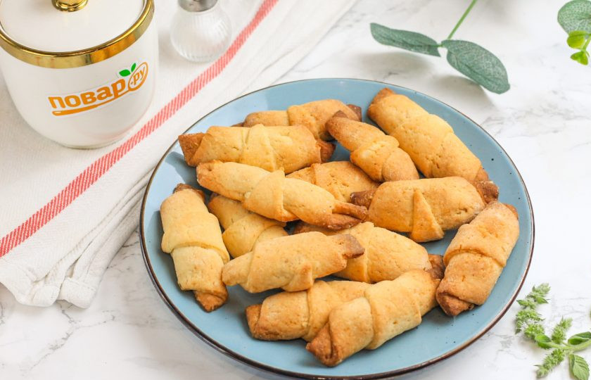 1. Этап. Рогалики песочные с орехами: Испеките до румяности примерно 15-20 минут в зависимости от величины рогаликов. Выложите их на тарелку и остудите. По мере остывания выпечка будет становиться хрустящей, ломкой.