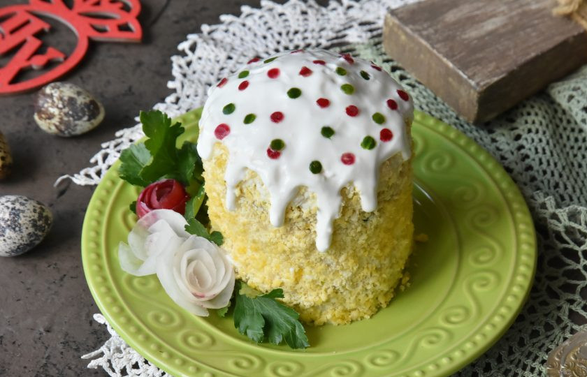 1. Этап. Пасхальный салат с консервированным лососем: Верх салата смажьте сметаной, имитируя глазурь на пасхальном куличе. Посыпку на «глазури» можно имитировать мелкими кусочками цветных овощей.