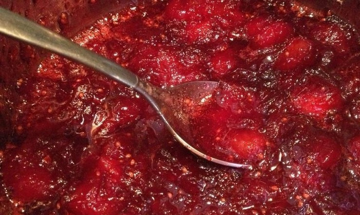 1. Этап. Бланманже творожное: Ягоды с сахаром немного подавите и поставьте на огонь. Доведите всё до кипения, помешивая. После закипания оставьте клюкву ещё на 7 минут на медленном огне.