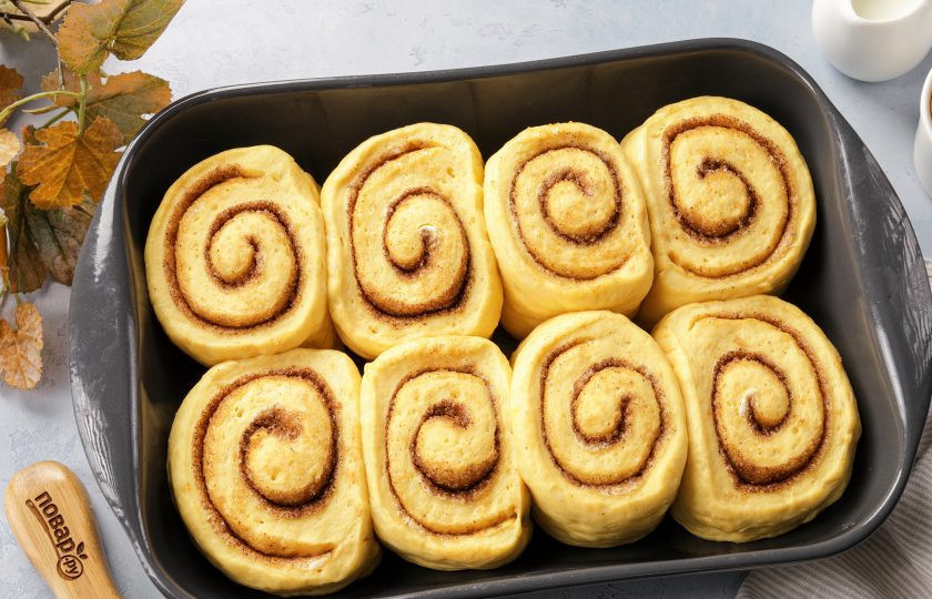 1. Этап. Тыквенные синнабоны: Накройте форму полотенцем и оставьте на 30 минут. За это время булочки увеличатся в размере. Можно выложить булочки и на противень, но тогда они не будут такими высокими.