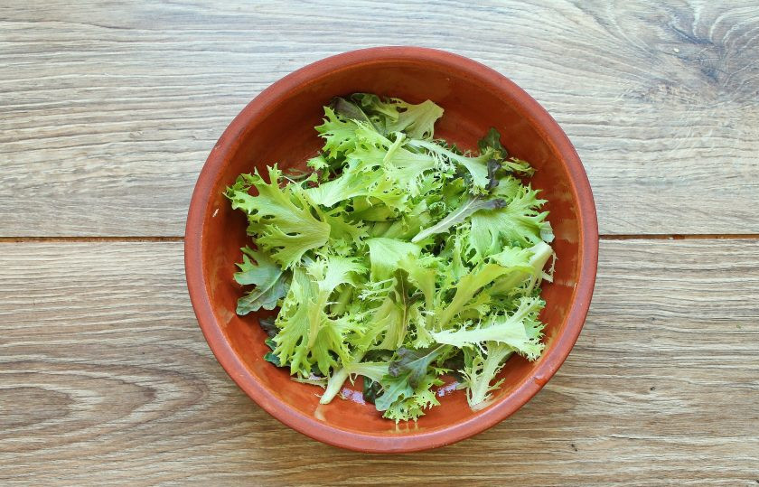 1. Этап. Салат с жареным тунцом: Листья салата порвите руками и выложите в миску.