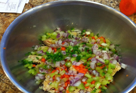 1. Этап. Простой салат с тунцом консервированным: 3. Добавить измельченные овощи и аккуратно перемешать. Использовать можно также отварной картофель или даже рис для объема.