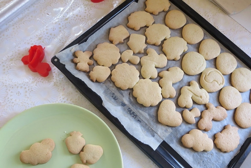 1. Этап. Печенье расписное своими руками: 7. Выпекаю в разогретом до 180 градусов духовом шкафу около 20-25 минут. Получается несколько противней черно-белого печенья.