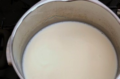 1. Этап. Пудинг из манки: Доводим молоко до кипения, добавляем соль, сахар и ванильный сахар. Размешиваем до растворения.