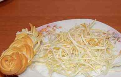 1. Этап. Салат из говяжьего сердца: Копченый сыр нарезаем на кусочки и разбираем на волокна.