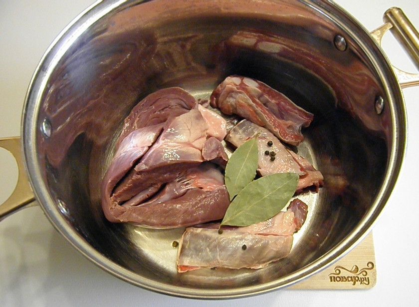 1. Этап. Солянка классическая: Вымойте тщательно мясо, чтобы не было крови. Положите в кастрюлю, добавьте лавровый лист, перец горошком и залейте водой. Посолите и варите на медленном огне с момента закипания 1,5 часа.
