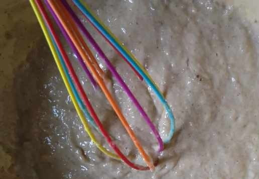 1. Этап. Блины с гречкой: Блендером измельчить кашку с желтками, добавить заменитель сахара, соль, вылить смесь в опару.