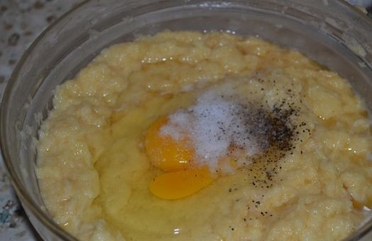 1. Этап. Картофляники из сырой картошки: 7. Посолите и поперчите по вкусу, добавьте специи.