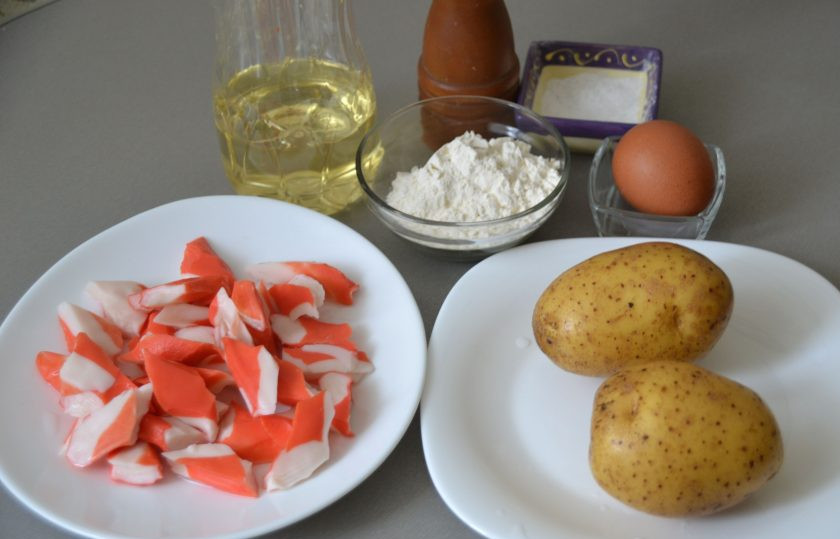 1. Этап. Драники с крабовыми палочками: Подготовьте ингредиенты.