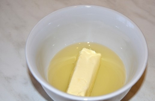 1. Этап. Заливной пирог с капустой: 3. Затем к сливочному маслу вливаю подсолнечное, отправляю в микроволновую печь на 30-60 секунд.