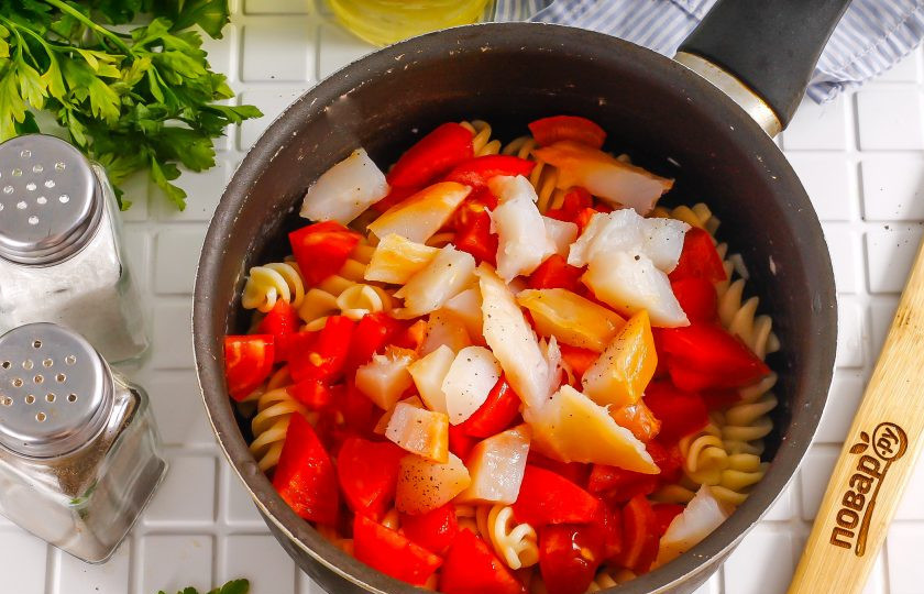 1. Этап. Паста с окунем: Промойте помидоры в воде и вырежьте из них сердцевинки. Нарежьте кусочками. Копченый окунь разрежьте пополам и срежьте мякоть, удалите косточки, если присутствуют. Нарежьте мякоть и добавьте вместе с томатной нарезкой в емкость к пасте. Перемешайте.
