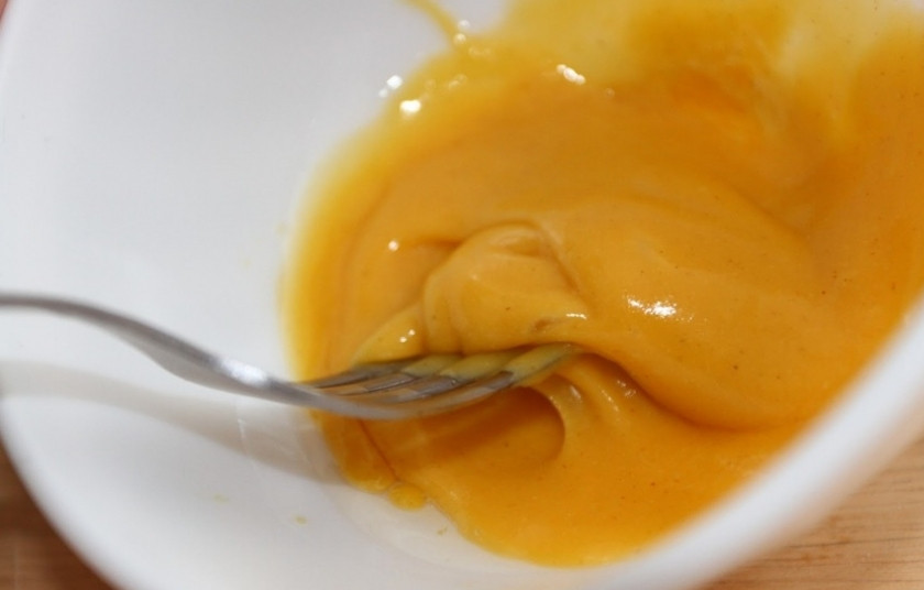 1. Этап. Майонез с горчицей: Тонкой струйкой подливая масло, взбивайте соус вилкой или блендером.