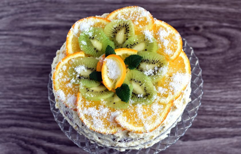 1. Этап. Торт «Экзотик»: Пропитанный торт украсьте сверху свежими тропическими фруктами по вкусу, тонко их нарезав. Можно припорошить торт кокосовой стружкой.