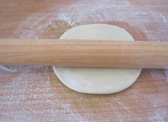 1. Этап. Турецкая лепешка гезлеме: Каждый шарик надо раскатать в тонкий пласт.