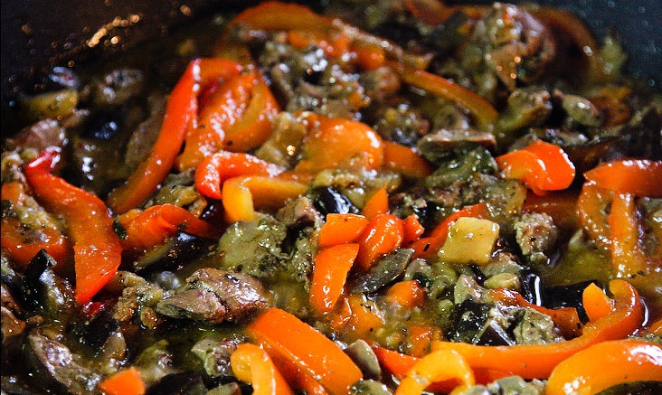 1. Этап. Печень с болгарским перцем: Добавляем кисло-сладкий соус и все перемешиваем.