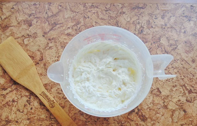 1. Этап. Крем Пломбир на сливках: Хорошо охлажденные сливки взбейте в крутую, стойкую пену.