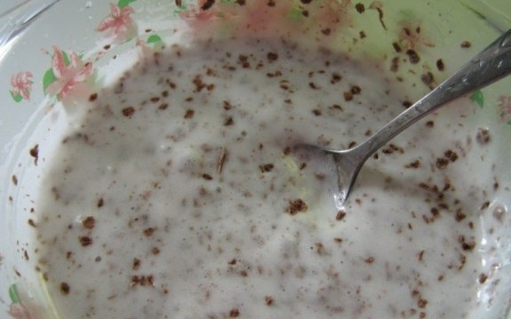 1. Этап. Десерт из яичного белка: Добавьте к белкам шоколад, перемешайте смесь.