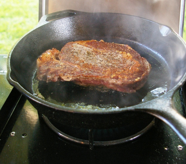 1. Этап. Стейк из свинины на сковороде: 5. После образования аппетитной корочки, стейк нужно перевернуть. Для того, чтобы он полностью проготовился, сковороду лучше накрыть крышкой и немного убавить огонь.