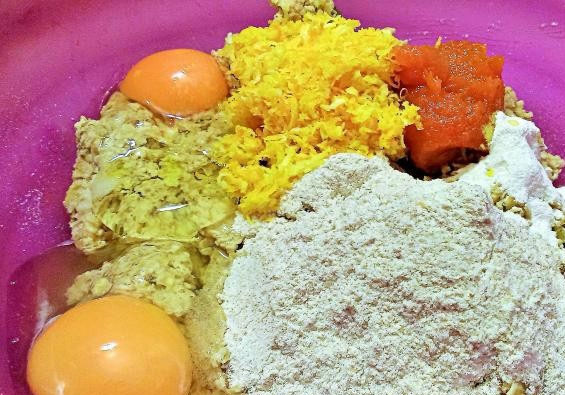 1. Этап. Овсяное печенье домашнее: Теперь добавим в хлопья все остальные ингредиенты, замешиваем тесто. Выкладываем тесто в пакет, отправляем его в холодильник на 1 час.