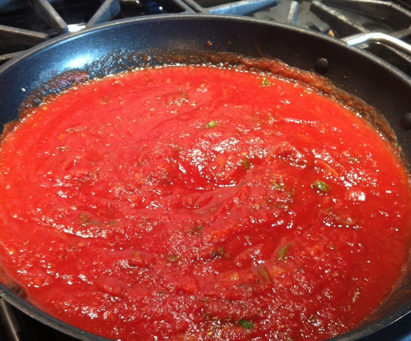 1. Этап. Соус для мидий в створках: 3. Вымойте томаты, снимите кожицу и измельчите мякоть. Вы можете их мелко порезать, но лучше измельчить помидоры в блендере, чтобы получилось пюре. Вылейте на сковороду к остальным овощам и добавьте специи, посолите.