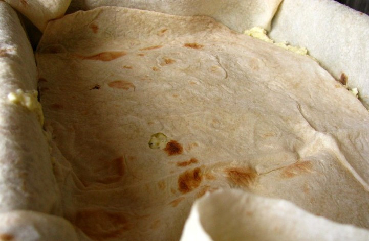 1. Этап. Ачма из лаваша в духовке: Накрываем начинку лавашем.