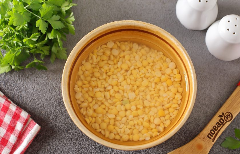 1. Этап. Гречневая каша с горохом: Горох промойте, залейте водой и оставьте на несколько часов. Затем переложите горох в кастрюлю, налейте 2 стакана воды и варите до желаемой степени готовности.