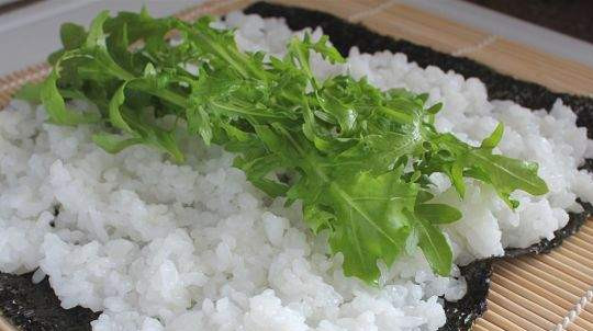 1. Этап. Вегетарианские суши: На лист нури выложите рис, на него рукколу.