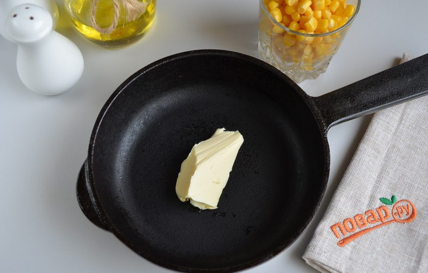 1. Этап. Кукурузные оладьи Тириона: 2. На сковороду положите кусочек масла и растопите.