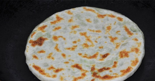 1. Этап. Хычины с картошкой: 6. Жарьте хычины с картошкой на сухой сковороде с двух сторон до румяной корочки. Перед подачей выложите сверху кусочек сливочного масла и разрежьте лепешку на 4 части. Приятного аппетита!