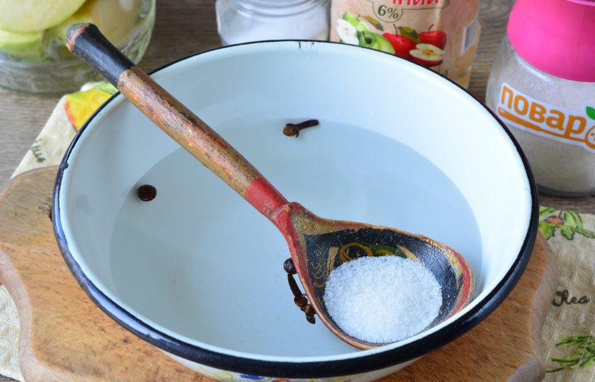 1. Этап. Маринованные яблоки на зиму без стерилизации: Слейте жидкость из банок, добавьте специи и всыпьте соль, сахар. По желанию добавьте палочку корицы. Пусть маринад закипит.