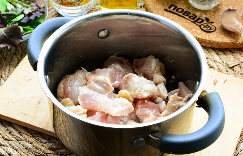 1. Этап. Плов с курицей и айвой: Куриные бедра промойте, срежьте мясо с кости, выложите в кастрюлю с разогретым маслом. Начните жарить. Для рецепта можете также использовать куриное филе, но оно уже будет не таким сочным после приготовления, как куриные бедрышки.