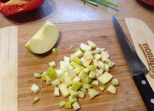 1. Этап. Салат из булгура с яблоком, сельдереем и перцем: 6. Очистим и нарежем яблоко (лучше выбрать слегка кислое).