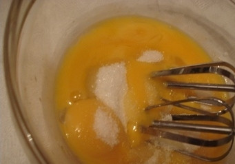 1. Этап. Торт Прага по ГОСТу: Готовим бисквит. Отделяем белки от желтков, добавляем к желткам 75 г сахара.