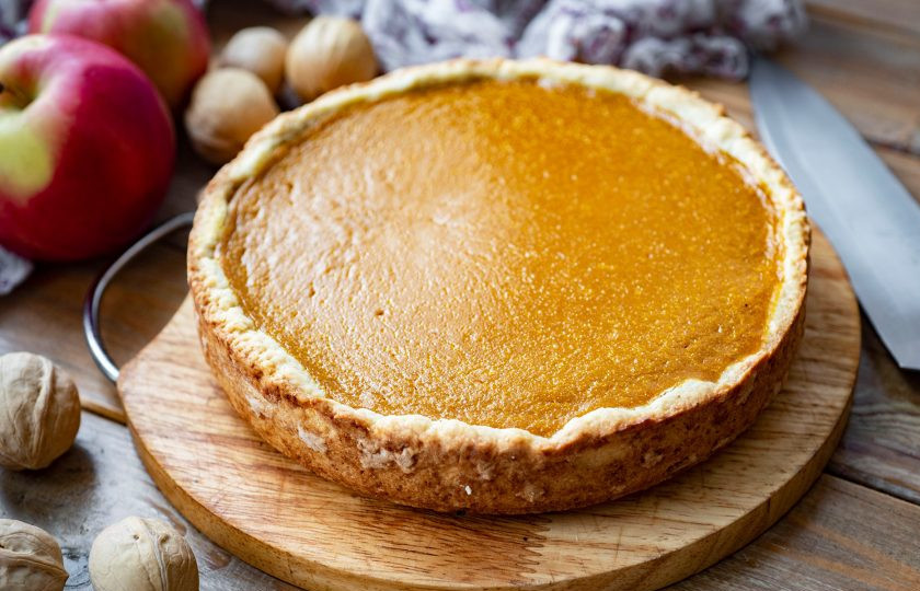 1. Этап. Тыквенный пирог Гарри Поттера: Готовый пирог обязательно полностью охладите в форме. Затем извлеките его из формы на плоское блюдо.