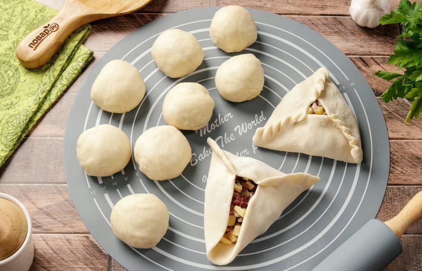 1. Этап. Эчпочмак без дрожжей: Края круга в трёх местах соедините вверху, как пирамиду. Защипивайте таким образом, чтобы осталось небольшое отверстие по центру.