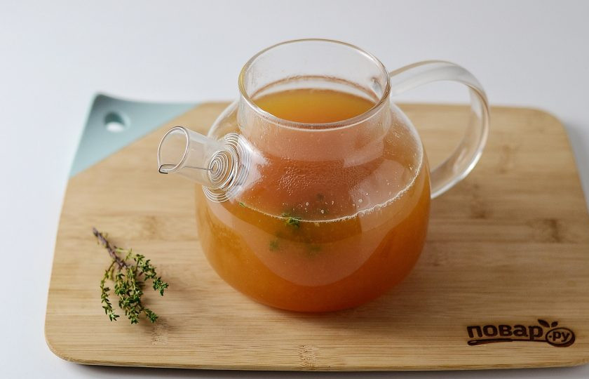 1. Этап. Чай с гвоздикой: Перелейте получившийся чай в заварочный чайник, добавьте сахар, тимьян, апельсиновый и лимонный сок. Перемешайте.