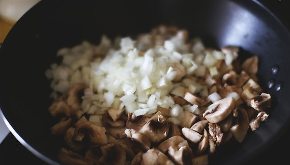 1. Этап. Куриное филе по-французски: 3. Грибы нужно нашинковать мелко и отправить жариться. В середине жарки нужно добавить мелко нарезанный лук.