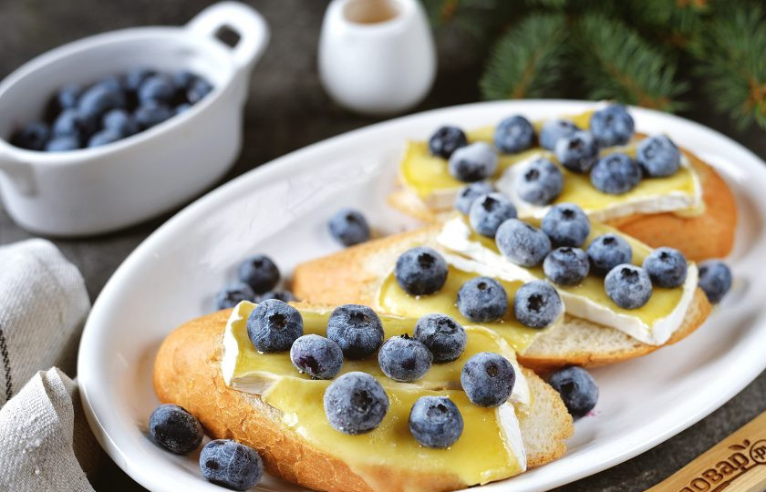 1. Этап. Тост с голубикой и сыром Бри: Горячие тосты с хрустящей корочкой, слегка расплавленным 