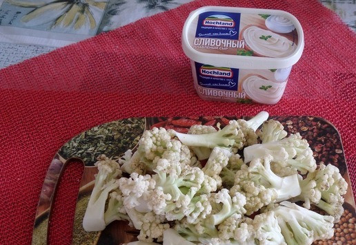 1. Этап. Суп-пюре из цветной капусты: Цветную капусту промываем и разрезаем на небольшие кусочки.