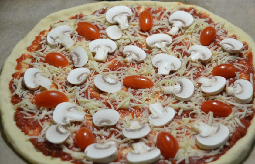 1. Этап. Пицца Примавера: Добавьте порезанные пластинками шампиньоны.