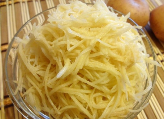 1. Этап. Тарталетки из картофеля: Картофель Необходимо очистить от кожуры, промыть и натереть на крупной терке. Затем отжимаем картофельный сок, он будет только мешать нашему блюду.