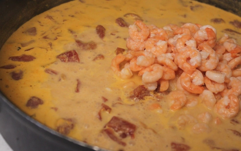 1. Этап. Паста с беконом и креветками: Добавляем креветки, перемешиваем. Тушим на медленном огне 5-6 минут.