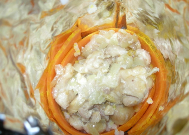 1. Этап. Рулетики из моркови Фуршетные: 3. Внутрь каждого стаканчика кладу 1-2 столовые ложки отварного риса, посыпаю его карри, шафраном, куркумой. На рис кладу обжаренное с луком мясо, немного поливаю сметаной и посыпаю тертым твердым сыром.