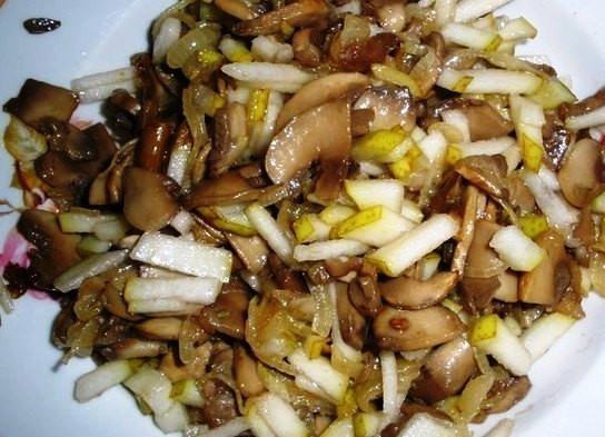 1. Этап. Мясо, фаршированное грибами и сыром: Грибы с луком обжарьте в течение 10 минут, затем добавьте грушу, перемешайте и снимите с огня.