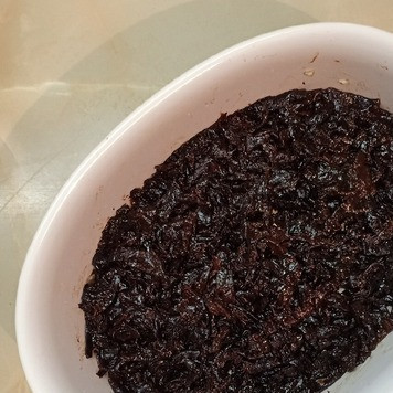 1. Этап. Салат Лужок: Чернослив нарезать кубиками или тонкой соломкой, выложить на слой с курицей, грибами и луком, разровнять.