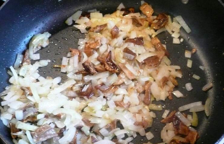 1. Этап. Свиные котлеты с пармезаном: Порежьте грибы, лук и чеснок и обжарьте на оливковом масле до золотистого цвета. Затем добавьте сливки, вино, доведите до кипения и протушите 5-7 минут. Добавьте соль и перец по вкусу и оставьте с огня.