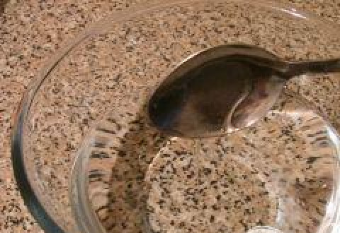 1. Этап. Заварной белковый крем: Влить немного сиропа в холодную воду.